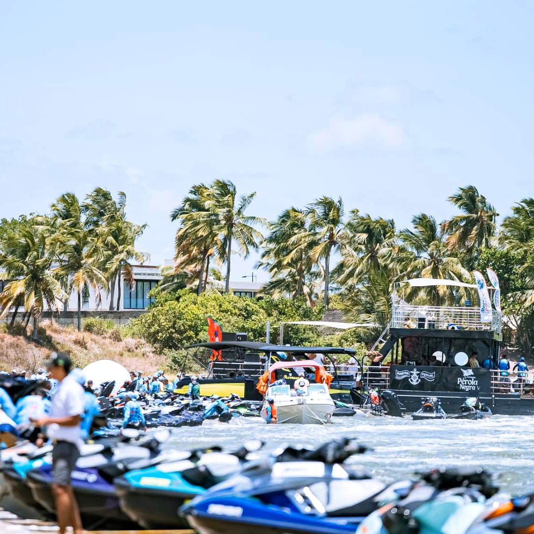 Dezenas de jet skis reunidos na praia em edição anterior